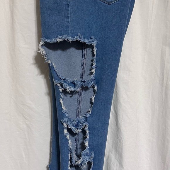 Fashion Nova women’s around the block distressed skinny jeans. NWT size 15/16 - Picture 5 of 7